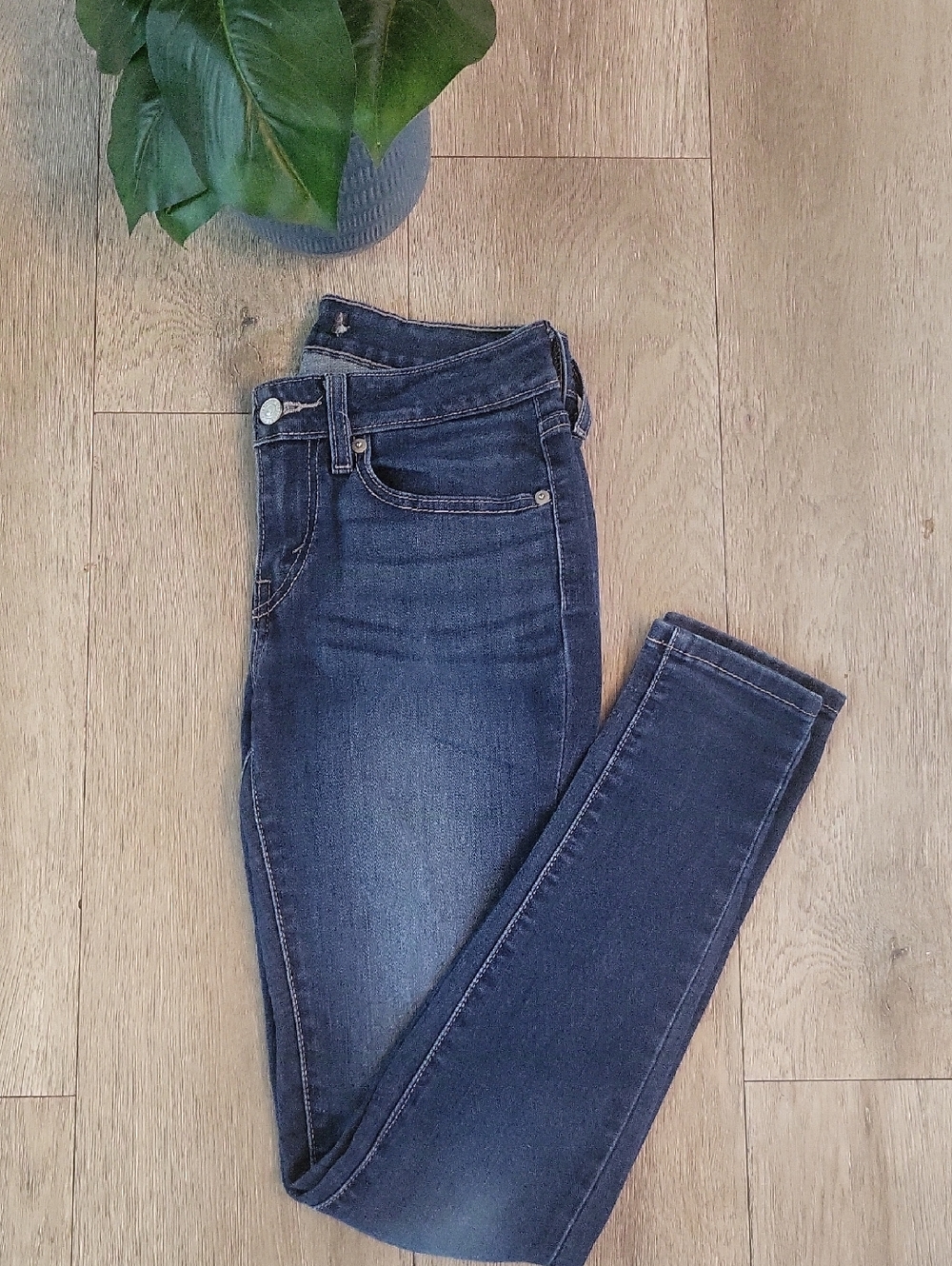 Levis 27 32  Women’s Dark Blue Skinny Jeans
